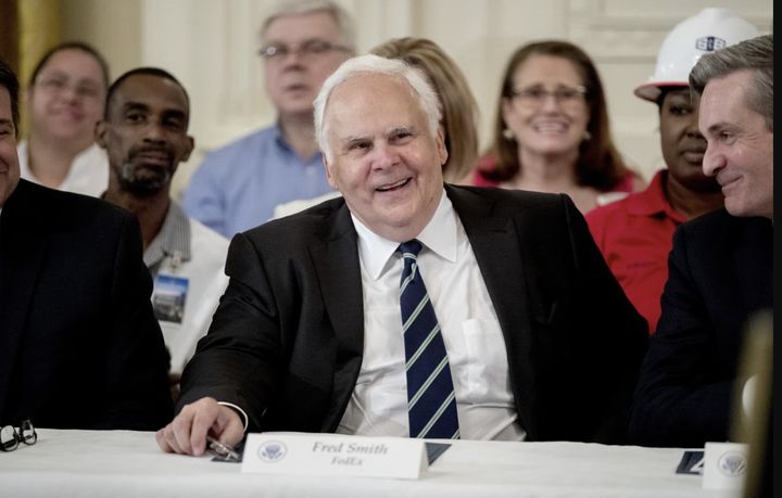 [서울=뉴시스]&nbsp; 미국 최대 물류·운송 기업 중 하나인 페덱스(FedEx)의 창립자 프레드 스미스가 80세의 나이로 별세했다. (사진=AP통신) 2025.06.23 *재판매 및 DB 금지