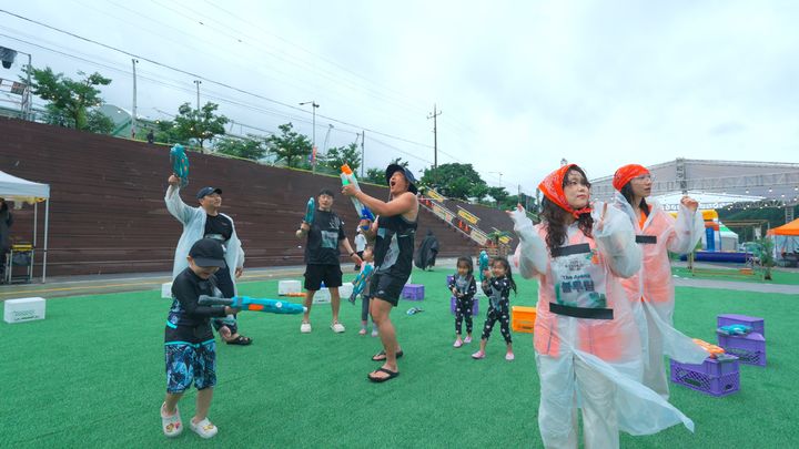 가족단위로 물총 놀이 모습. *재판매 및 DB 금지