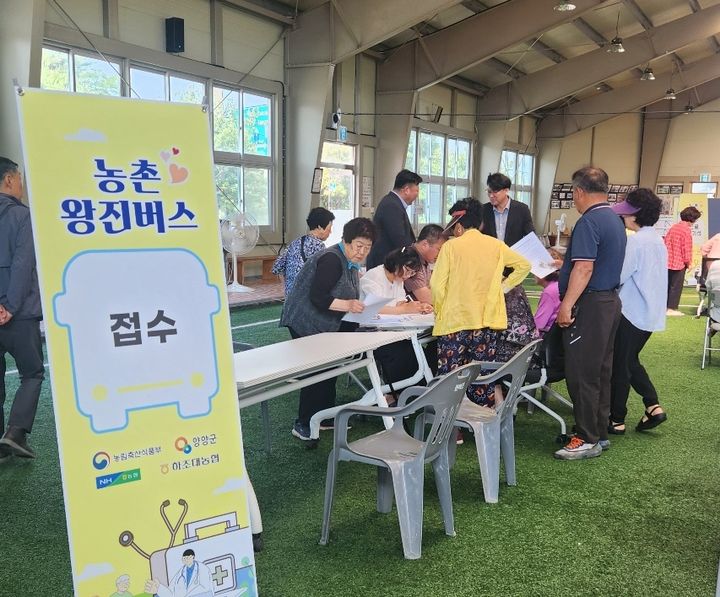 [양양=뉴시스] 지난해 농촌 왕진버스 운영 모습.(사진=양양군 제공)photo@newsis.com *재판매 및 DB 금지