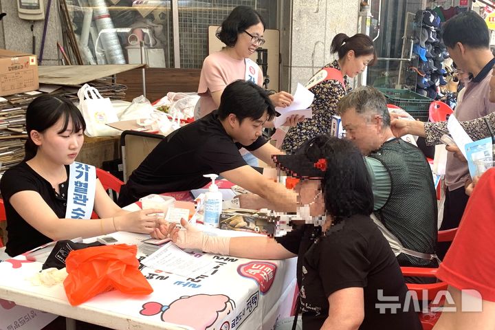 [평택=뉴시스] 평택시 '2025년 찾아가는 전통시장 레드써클 캠페인'에서 상인들이 혈압 등을 측정하고 있는 모습 (사진=평택시 제공) 2025.06.23.photo@newsis.com 