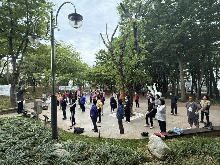 [대구=뉴시스] 대구 서구체육회 해달빛생활체육교실 수업 장면. (사진=대구 서구 제공) 2025.06.23. photo@newsis.com *재판매 및 DB 금지