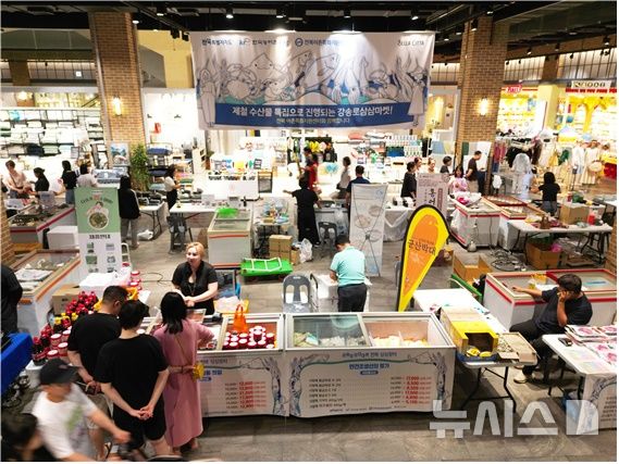[전주=뉴시스]윤난슬 기자 = 전북어촌특화지원센터는 지난 21~22일 경기도 고양시 일산 벨라시타에서 열린 '강송로 삼삼마켓'에 참가해 전북 우수 수산물을 판매하는 직거래 장터를 운영했다고 23일 밝혔다. (사진=한국농어촌공사 전북본부 제공) photo@newsis.com 