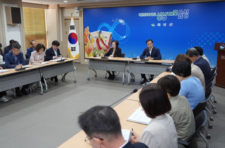 [음성=뉴시스] 충북 음성군 민생 안정 긴급회의 모습. (사진=음성군 제공) photo@newsis.com *재판매 및 DB 금지