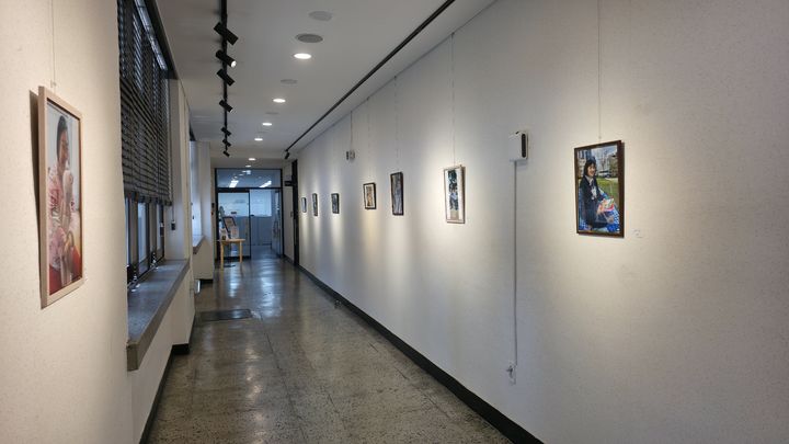 [대전=뉴시스]대전사회혁신센터는 커먼즈 필드 대전 복도갤러리에서 23일부터 내달 4일까지 함께 살아가는 삶의 의미를 되새기는 특별한 사진전 '가치 있는 하루를, 동그라미에서 함께'를 선보인다. 2025. 06. 23 photo@newsis.com *재판매 및 DB 금지