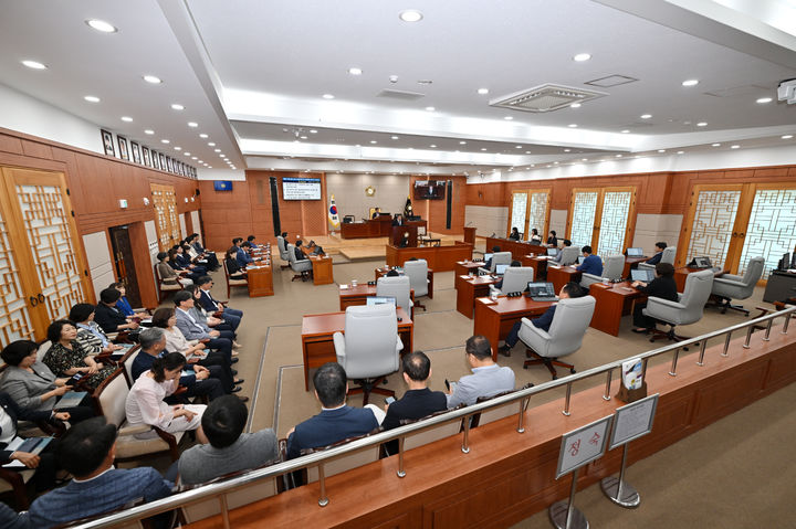 [울산=뉴시스] 울산 중구의회는 23일 본회의장에서 제274회 정례회 제2차 본회의를 열고 제1회 추가경정예산안 처리 등 15일간의 의사일정을 마무리했다. (사진=울산 중구의회 제공) 2025.06.23. photo@newsis.com&nbsp; *재판매 및 DB 금지