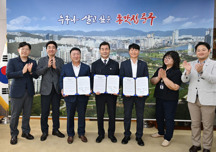 [울산=뉴시스] 울산 중구와 국민연금공단 동울산지사, 중울산새마을금고가 23일 중구청 구청장실에서 '무인민원발급기 설치·운영 협약'을 맺었다. (사진=울산 중구 제공) 2025.06.23. photo@newsis.com *재판매 및 DB 금지