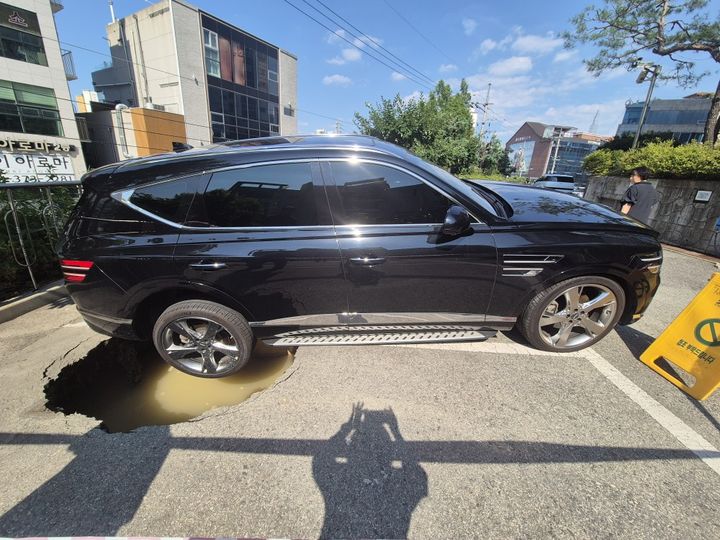 [광주=뉴시스] 23일 낮 12시께 광주 서구 쌍촌동 한 아파트 단지에서 약 깊이·너비 약 1.5m 규모 땅꺼짐 현상(싱크홀)이 발생했다. (사진 = 광주 서구 제공) 2025.06.23. photo@newsis.com *재판매 및 DB 금지