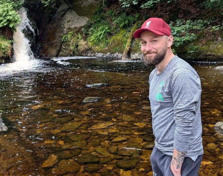 [서울=뉴시스] 영국 켄트주에 거주하는 카일 잉그램-볼드윈(40)은 지난해 10월부터 시작된 복통을 무시하다가 대장암 4기 판정을 받고 지난 16일 사망했다. (사진=더 미러 캡처) 2025.06.23 *재판매 및 DB 금지