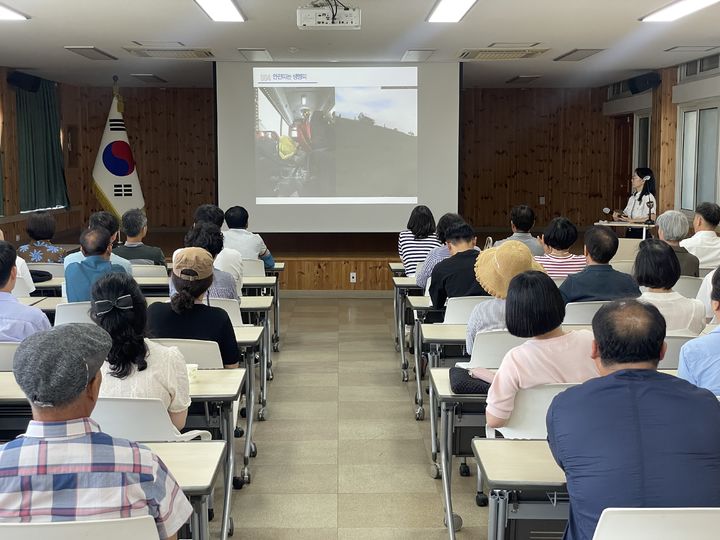 [함양=뉴시스] 함양경찰서 '어린이 통학차량 운전자 교통안전교육'. (사진=함양경찰서 제공) 2025.06.23. photo@newsis.com *재판매 및 DB 금지
