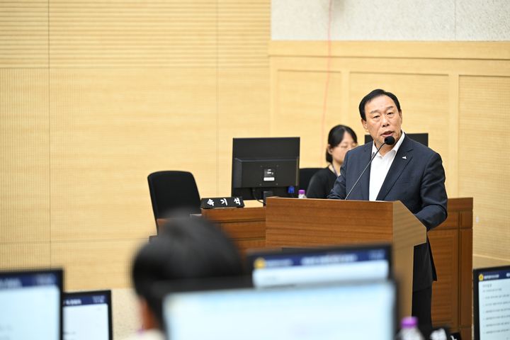 [세종=뉴시스] 23일 오전 세종시의회에서 발언하는 최민호 세종시장.(사진=세종시의회 제공) 2025.06.23.photo@newsis.com. *재판매 및 DB 금지