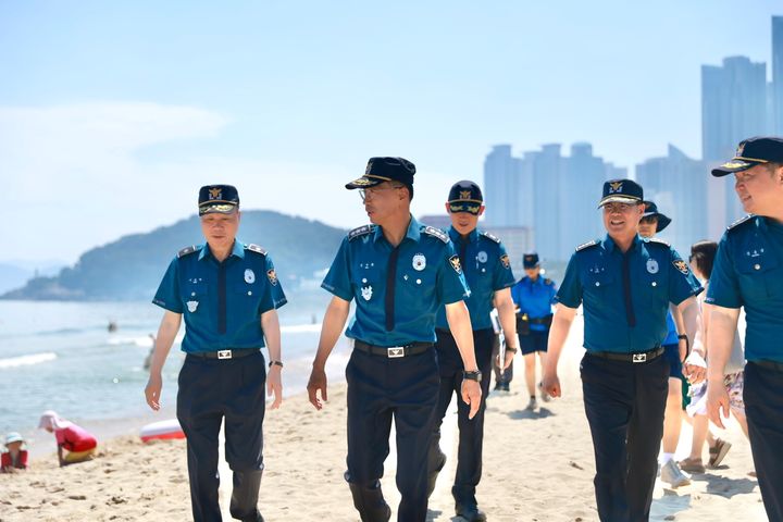 [부산=뉴시스] 23일 김수환 부산경찰청장이 여름철 해수욕장 치안 점검을 진행하고 있다. (사진=부산경찰청 제공) 2025.06.23. photo@newsis.com *재판매 및 DB 금지