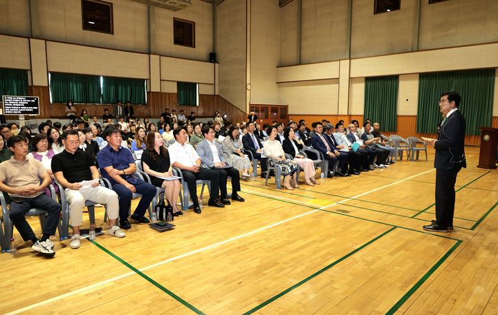 윤건영 충북도교육감이 충북 첫 'IB 후보학교'로 승인된 음성 감곡초등학교에서 학부모, 교직원을 상대로 미래 교육 비전을 설명하고 있다.(사진=충북교육청 제공).2025.06.23.photo@newsis.com *재판매 및 DB 금지