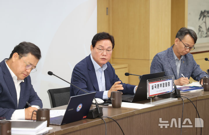 [창원=뉴시스] 박완수 경남도지사가 23일 도청 도정회의실에서 실국본부장회의를 주재하고 있다. (사진=경남도 제공) 2025.06.23. photo@newsis.com