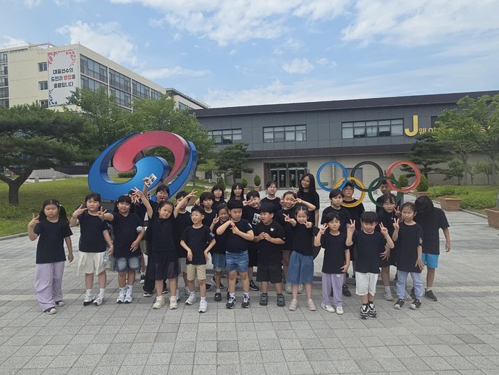 [서울=뉴시스]충북 옥천 이원초등학교 전교생(32명)이 대한체육회에서 운영하는 국가대표선수촌 견학 프로그램에 참여하고 있다. (사진=대한체육회 제공) 2025.06.23. photo@newsis.com *재판매 및 DB 금지