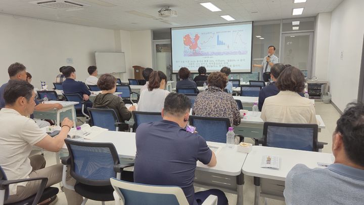 세종대 경영학부 김대종 교수가 서울 중랑구상공회에서 특강을 진행하고 있다. (사진=세종대 제공) *재판매 및 DB 금지