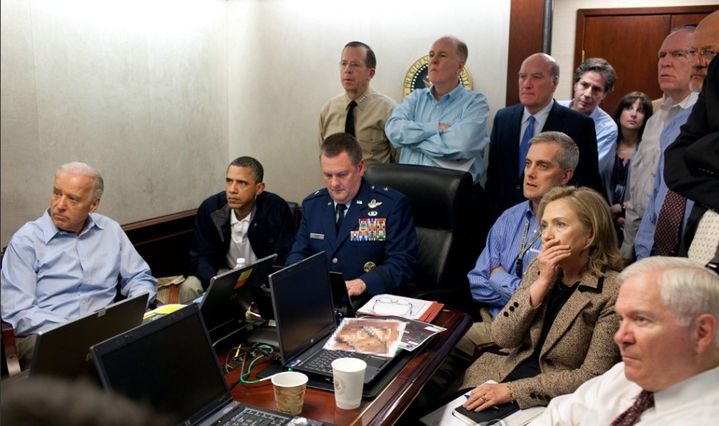 [AP/뉴시스] 2011년 5월 1일 백악관 지하 상황실에서 버락 오바마 대통령이 미국의 알카에다 지도자 사살 '넵튠의 창' 작전을 지켜보고 있다. 2025.06.23. *재판매 및 DB 금지