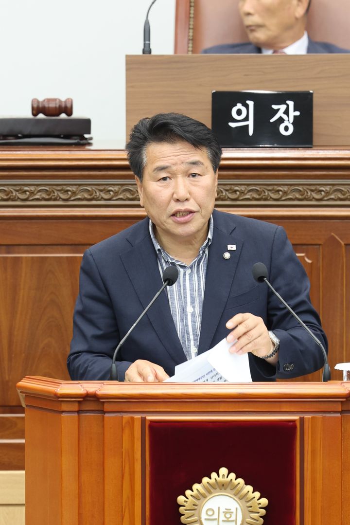 [창원=뉴시스] 남재욱 경남 창원시의원이 23일 열린 제144회 정례회 제3차 본회의에서 자율통합 지원금 재연장 촉구 건의안을 대표 발의하고 있다. (사진=창원시의회 제공) 2025.06.23. photo@newsis.com *재판매 및 DB 금지