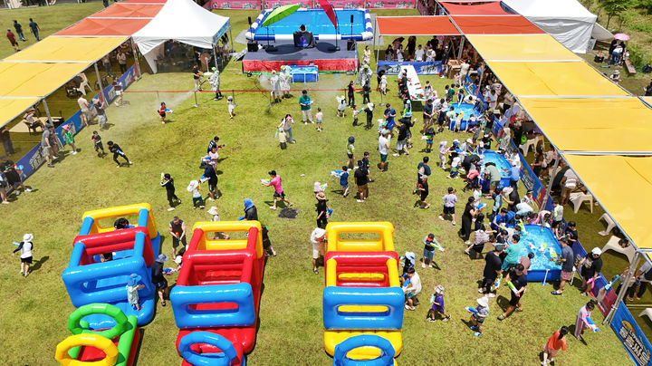 [고창=뉴시스] 지난 20일 개막했던 고창의 '풍천장어와 함께하는 제22회 복분자와 수박축제'에 9만1000여명이 다녀가는 등 성황을 이뤘다. 많은 참가자들이 물총싸움을 하며 즐거워하고 있다. *재판매 및 DB 금지