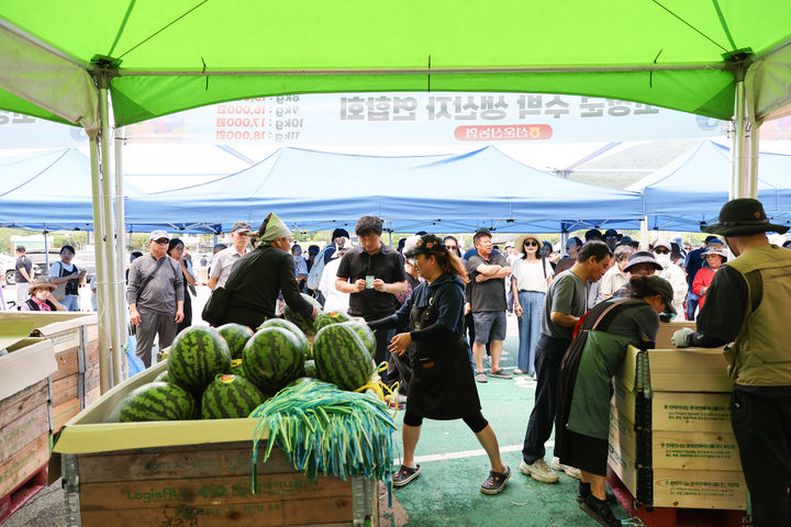 [고창=뉴시스] 지난 20일 개막했던 고창의 '풍천장어와 함께하는 제22회 복분자와 수박축제'에 9만1000여명이 다녀가는 등 성황을 이뤘다. 명품 고창수박을 사기 위해 방문객들이 기다리고 있다. *재판매 및 DB 금지