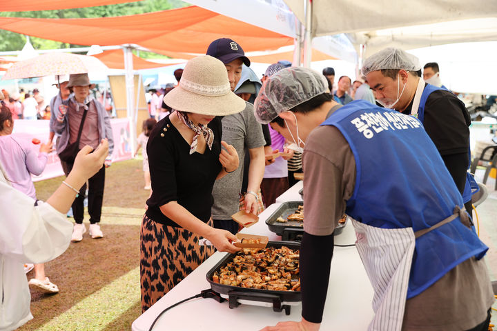 [고창=뉴시스] 지난 20일 개막했던 고창의 '풍천장어와 함께하는 제22회 복분자와 수박축제'에 9만1000여명이 다녀가는 등 성황을 이뤘다. 풍천장어 시식에 긴 줄이 서 있다. *재판매 및 DB 금지