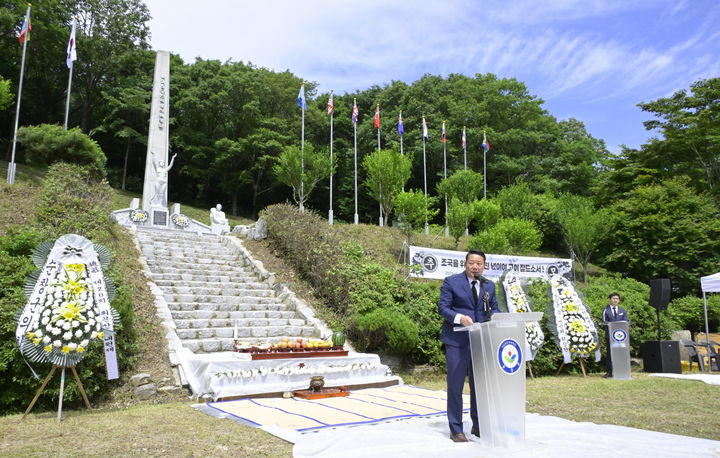 [순창=뉴시스] 지난 22일 순창군 구림면 회문산 비목공원 '6.25 양민희생자위령탑'에서 '제20회 회문산 해원제', 최영일 군수가 숭고한 희생정신의 기억을 강조하고 있다. *재판매 및 DB 금지