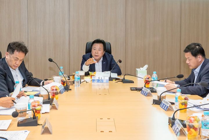 [진주=뉴시스]한국남동발전 강기윤 사장 회의 현장.(사진=남동발전 제공).2025.06.23.photo@newsis.com *재판매 및 DB 금지