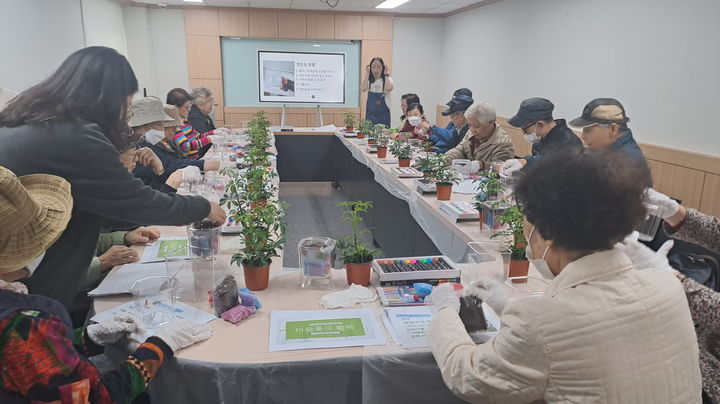 [서울=뉴시스] 노인 원예치유프로그램(강동). 2025.06.24. (사진=서울시 제공) *재판매 및 DB 금지