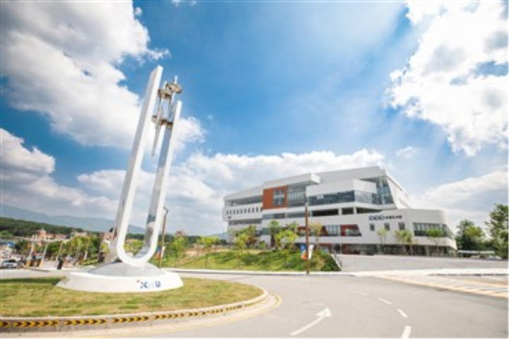 [춘천=뉴시스] 23일 강원대학교(총장 정재연)와 국립강릉원주대학교(총장 박덕영)가 ‘2025 글로컬대학30 지방비 대응자금 연구사업’의 최종 선정 과제를 확정하고, 지역 중심 Local-RISE 혁신 생태계 조성에 본격 착수했다 고 밝혔다. 강원대학교 제공.  *재판매 및 DB 금지
