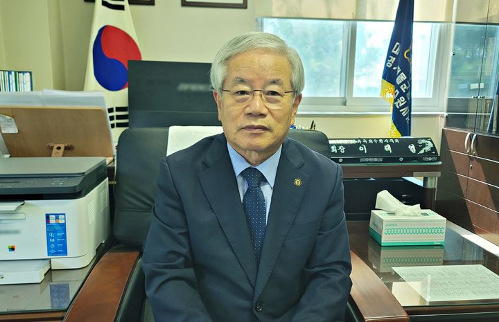 [수원=뉴시스] 박종대 기자 = 대한민국전몰군경유족회 수원시지회 이택열(74) 지회장이 6·25전쟁 발발 75주년을 앞둔 23일 오후 수원시보훈회관에서 보훈의 의미와 사회적 인식 변화에 대해 이야기하고 있다. 그는 "전쟁이 가정을 무너뜨린 것도 아팠지만 더 아팠던 건 사회의 편견이었다"고 말했다. 2025.06.23. pjd@newsis.com *재판매 및 DB 금지