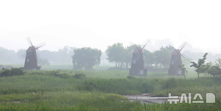 [인천=뉴시스] 전진환 기자 = 전국 내륙과 서해안 등을 중심으로 안개가 낀 23일 오전 인천 남동구 소래생태습지공원 일대가 안개로 덮여 있다. 2025.06.23. amin2@newsis.com