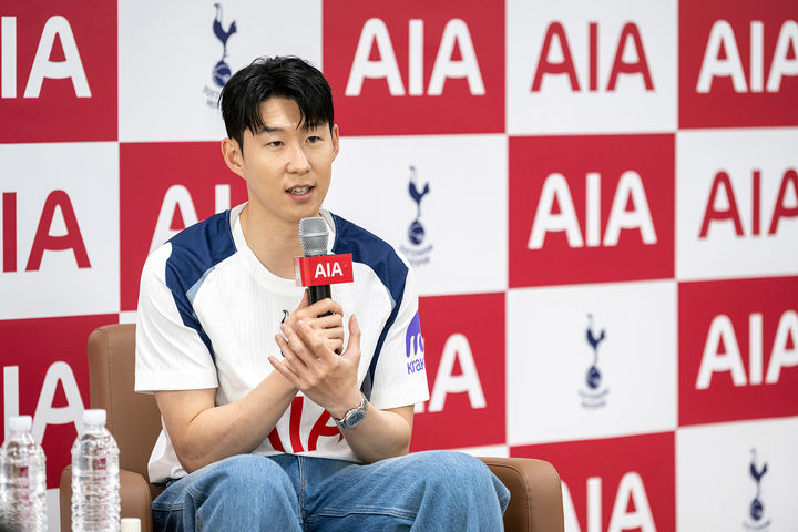 [서울=뉴시스] 세계적인 축구 스타이자 AIA생명 홍보대사인 손흥민이 21일 서울 중구 AIA타워에서 열린 AIA 패밀리 데이 행사에서 발언하고 있다. (사진=AIA생명 제공) 2025.06.23. photo@newsis.com *재판매 및 DB 금지