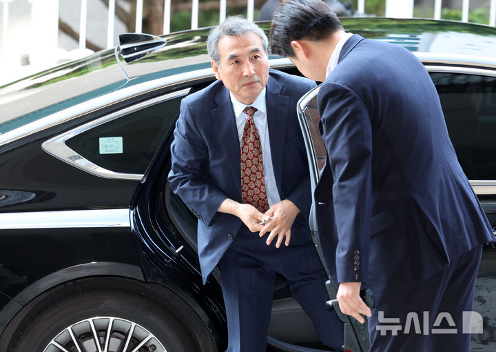 [서울=뉴시스] 이영환 기자 = 김건희 여사 의혹을 수사하는 민중기 특별검사가 23일 오전 서울 서초구 사무실로 출근하고 있다. 2025.06.23. 20hwan@newsis.com