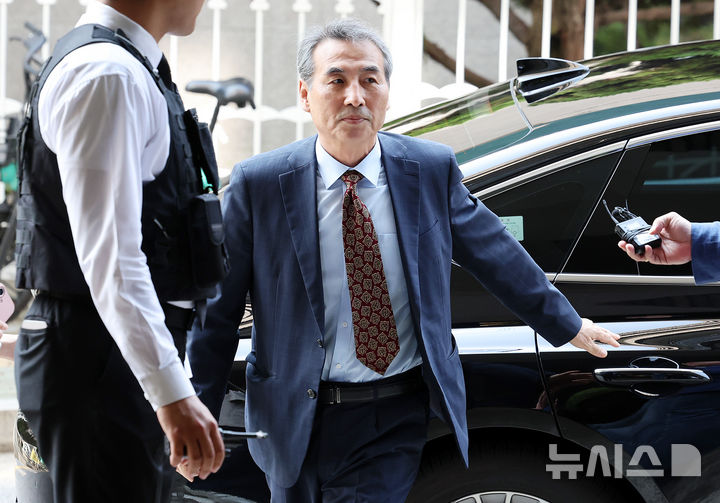 [서울=뉴시스] 이영환 기자 = 김건희 여사 의혹을 수사하는 민중기 특별검사가 23일 오전 서울 서초구의 사무실로 출근하고 있다. 2025.06.23. 20hwan@newsis.com