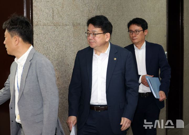 [서울=뉴시스] 고승민 기자 = 최남호 산업통상자원부 2차관이 23일 미국과 이란 관련 전략회의를 위해 서울 여의도 국회 송언석 국민의힘 원내대표실로 향하고 있다. 2025.06.23. kkssmm99@newsis.com