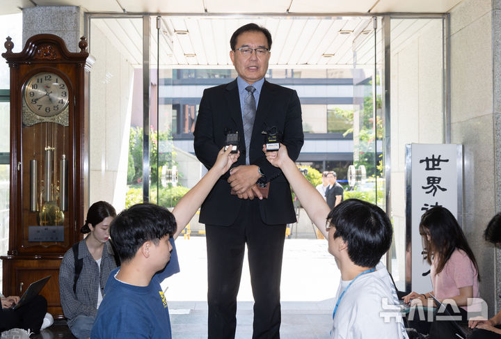 [서울=뉴시스] 황준선 기자 = 채상병 순직사건 외압 의혹을 수사하는 이명현 특별검사가 23일 오전 서울 서초구 서초동 사무실로 출근하며 취재진의 질문에 답변하고 있다. 2025.06.23. hwang@newsis.com