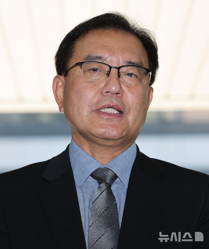[서울=뉴시스] 황준선 기자 = 채상병 순직사건 외압 의혹을 수사하는 이명현 특별검사가 23일 오전 서울 서초구 서초동 사무실로 출근하며 취재진의 질문에 답변하고 있다. 2025.06.23. hwang@newsis.com