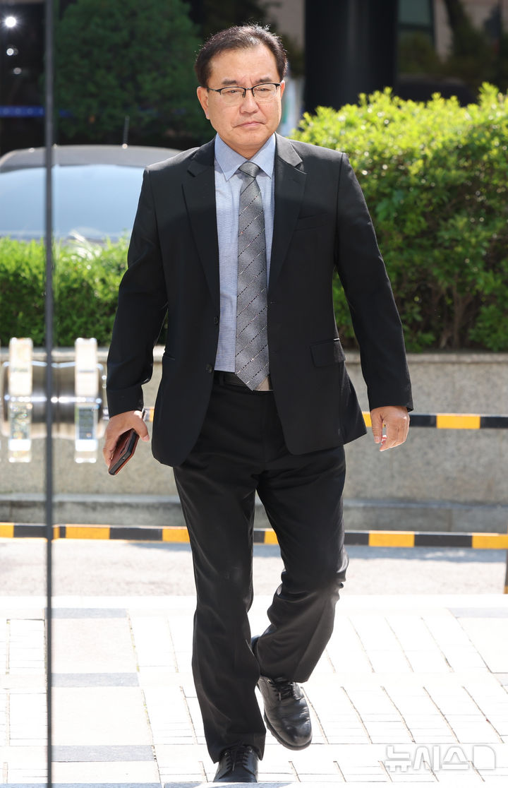 [서울=뉴시스] 황준선 기자 = 채상병 순직사건 외압 의혹을 수사하는 이명현 특별검사가 23일 오전 서울 서초구 서초동 사무실로 출근하고 있다. 2025.06.23. hwang@newsis.com