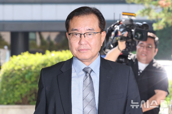 [서울=뉴시스] 황준선 기자 = 채상병 순직사건 외압 의혹을 수사하는 이명현 특별검사가 23일 오전 서울 서초구 서초동 사무실로 출근하고 있다. 2025.06.23. hwang@newsis.com