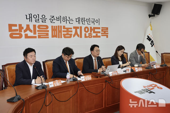 [서울=뉴시스] 김명년 기자 = 천하람 개혁신당 대표 권한대행 겸 원내대표가 23일 오전 서울 여의도 국회에서 열린 최고위원 회의에서 발언하고 있다. 2025.06.23. kmn@newsis.com