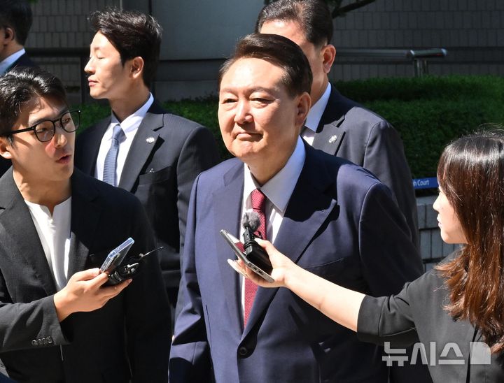 [서울=뉴시스] 사진공동취재단 = 윤석열 전 대통령이 23일 서울 서초구 서울중앙지방법원에서 열린 내란 우두머리 혐의·직권남용 권리행사 방해 혐의 사건 8차 공판에 출석하고 있다. 2025.06.23. photo@newsis.com
