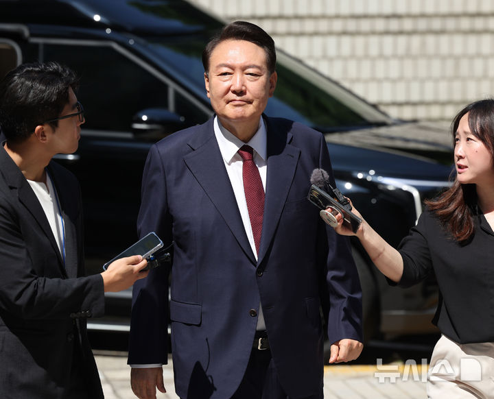 [서울=뉴시스] 사진공동취재단 = 윤석열 전 대통령이 23일 서울 서초구 서울중앙지방법원에서 열린 내란 우두머리 혐의·직권남용 권리행사 방해 혐의 사건 8차 공판에 출석하고 있다. 2025.06.23. photo@newsis.com