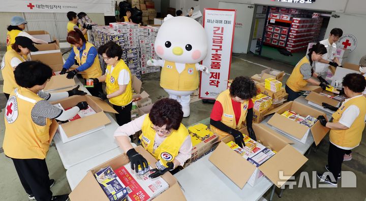 [부산=뉴시스] 하경민 기자 = 대한적십자사 부산지사 임직원과 자원봉사원 등이 23일 오전 부산 부산진구 부산적십자회관 구호창고 앞에서 여름철 긴급재난상황에 대비한 비상식량세트를 제작하고 있다. 즉석밥, 즉석국, 컵라면 등 10종의 식료품으로 구성된 비상식량세트는 태풍과 집중호우 등 여름철 재난 발생 시 이재민과 긴급구호활동 인원들에게 신속하게 전달하는 구호물품으로, 부산적십자는 총 800세트를 확보·비축할 계획이다. 2025.06.23. yulnetphoto@newsis.com