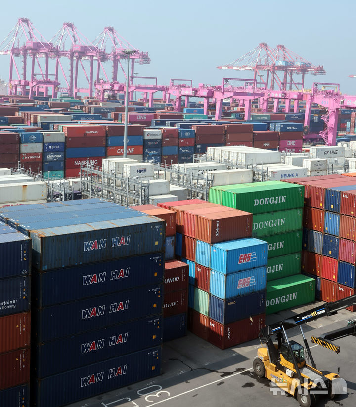 [인천=뉴시스] 전진환 기자 = 23일 관세청에 따르면 이달 1일부터 20일까지 수출 387억 달러, 수입 361억 달러로 전년 동기 대비 수출 8.3%(29억7000만 달러), 수입 5.3%(18억10000만억 달러)가 각각 증가했다. 무역수지는 26억 달러 흑자를, 연간 누계는 213억 달러 흑자를 기록 중이다. 이 날 인천 연수구 인천신항 컨테이너 터미널에 컨테이너가 쌓여 있다. 2025.06.23. amin2@newsis.com