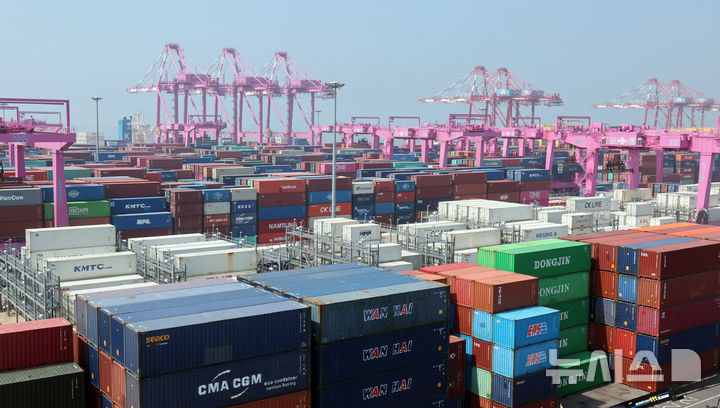 [인천=뉴시스] 전진환 기자 = 인천 연수구 인천신항 컨테이너 터미널에 컨테이너가 쌓여 있다. 2025.06.23. amin2@newsis.com