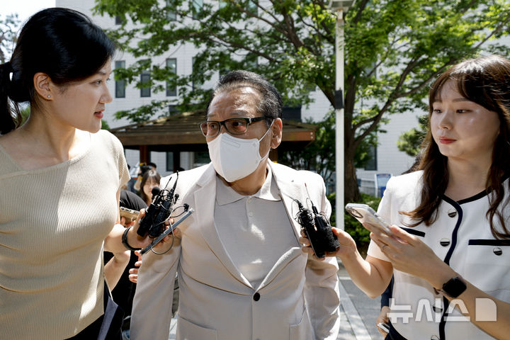 [서울=뉴시스] 배훈식 기자 = 건진법사로 불리는 전성배씨가 23일 오전 서울 양천구 서울남부지방법원에서 열린 정치자금법 위반 혐의 3차 공판에 출석하며 취재진의 질문을 받고 있다. (공동취재) 2025.06.23. photo@newsis.com