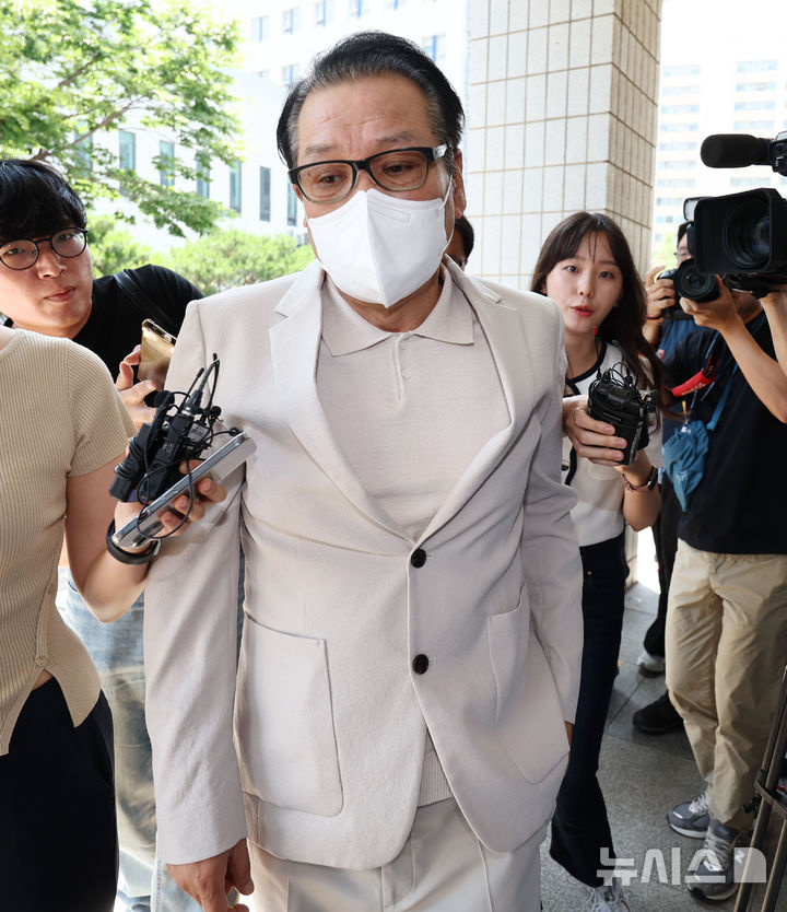 [서울=뉴시스] 배훈식 기자 = 건진법사로 불리는 전성배씨가 23일 오전 서울 양천구 서울남부지방법원에서 열린 정치자금법 위반 혐의 3차 공판에 출석하고 있다. (공동취재) 2025.06.23. photo@newsis.com