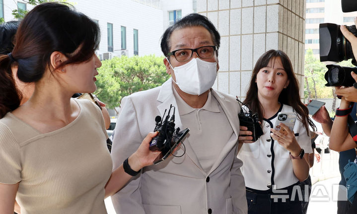 [서울=뉴시스] 배훈식 기자 = 건진법사로 불리는 전성배씨가 23일 오전 서울 양천구 서울남부지방법원에서 열린 정치자금법 위반 혐의 3차 공판에 출석하며 취재진의 질문을 받고 있다. (공동취재) 2025.06.23. photo@newsis.com