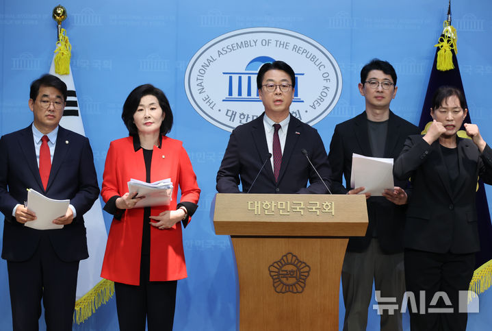 [서울=뉴시스] 고승민 기자 = 국민의힘 국무총리 인사청문특별위원회 곽규택, 주진우 등 의원들이 23일 서울 여의도 국회 소통관에서 현안 기자회견을 하고 있다. 2025.06.23. kkssmm99@newsis.com