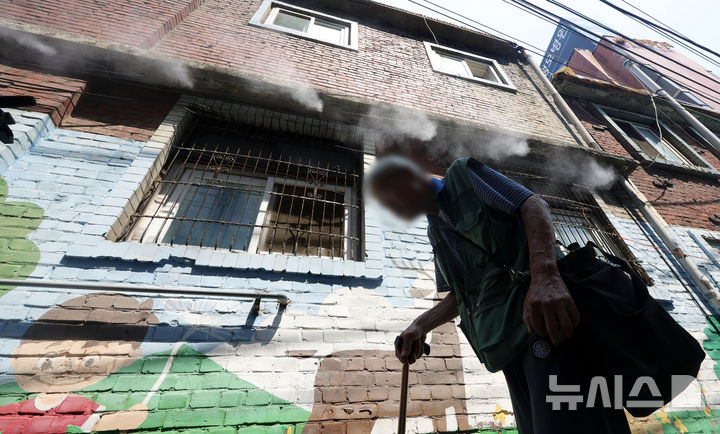 [서울=뉴시스] 홍효식 기자 = 서울 낮 최고기온이 32도까지 오르며 무더운 날씨를 보인 23일 서울 영등포구 쪽방촌 골목에 쿨링포그가 가동되고 있다. 2025.06.23. yesphoto@newsis.com