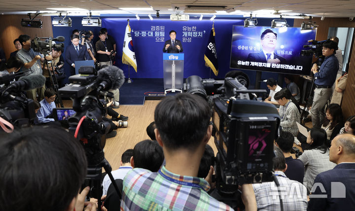 [서울=뉴시스] 김명년 기자 = 박찬대 전 더불어민주당 원내대표가 23일 오전 서울 여의도 중앙당사에서 기자회견을 열고 당대표 출마 선언을 하고 있다. 2025.06.23. kmn@newsis.com
